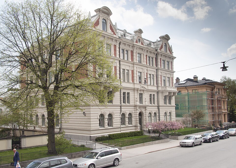 Wallenbergska huset, Villagatan 4. Från 1904 bebott av den Wallenbergska släkten. Byggnadsår 1887-88, arkitekter Axel & Hjalmar Kumlien byggherre O Ekman, byggmästare Ankarstrand & Nyström