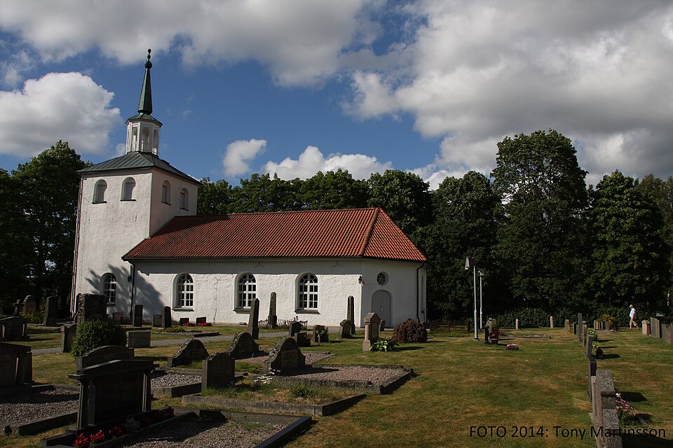 Jämför man med den nästan hundra år äldre bilden från 1917, så kan man nu se att kyrkan fått nytt tegeltak. Även skorstenen för vedkaminen är nu borta då kyrkan fått bättre centralvärme installerad. V