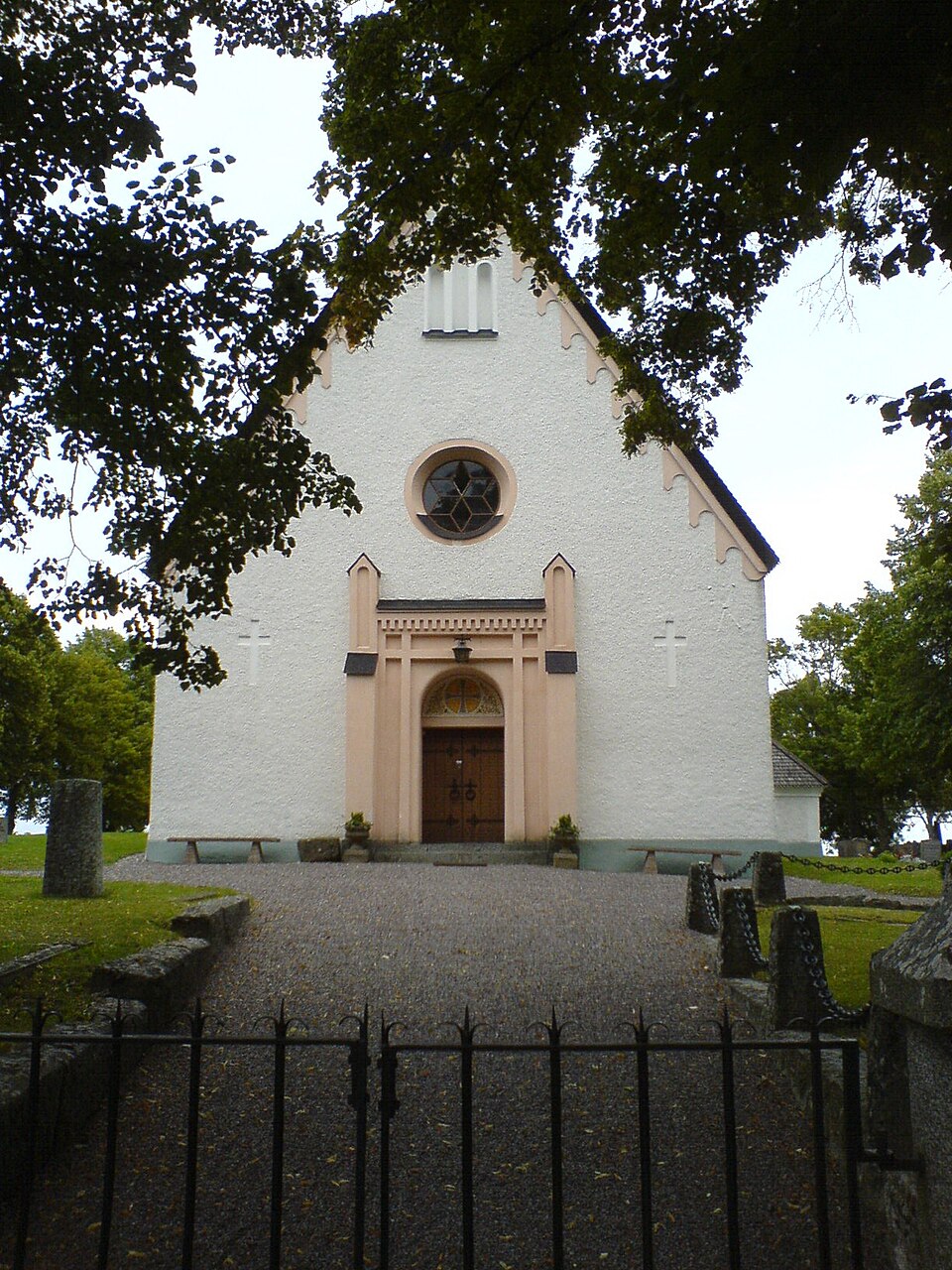 Löts kyrka, entrén.