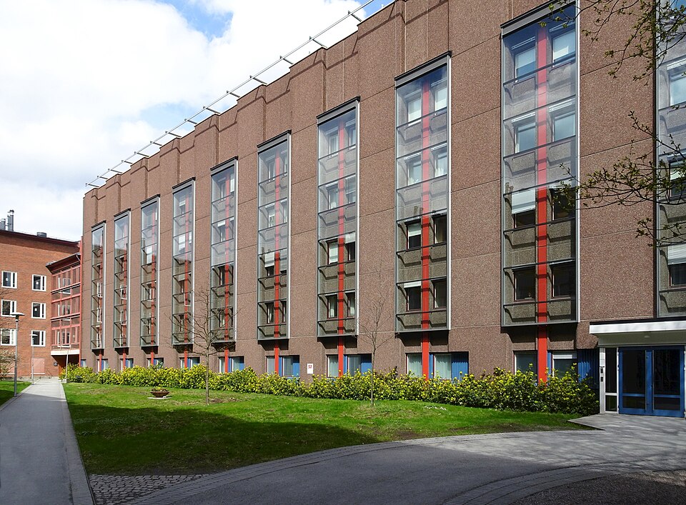 Berzeliuslaboratoriet och bibliotek, Huvudentré Berzelius väg 3, byggår 1972, arkitekt O.Hidemark, G.Månsson, L.Olsson