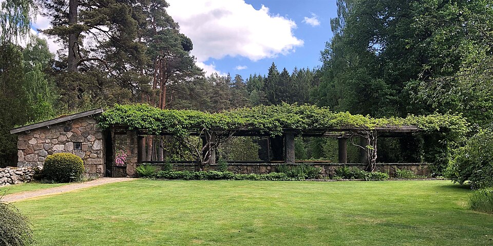 Trädgårdsanläggningens pergola på Vargaslätten