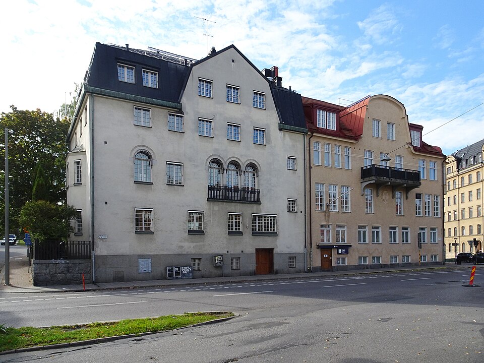 Tyrgatan 13/Valhallavägen 60 (Tofslärkan 9). Byggnadsår 1909-10, arkitekt Th Thoren, byggherre J Klingspor, byggmästare E Öfverberg