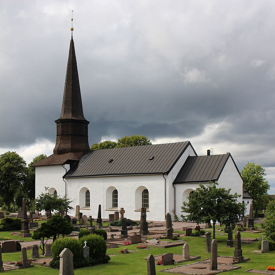 Söndrums kyrka från sydost.