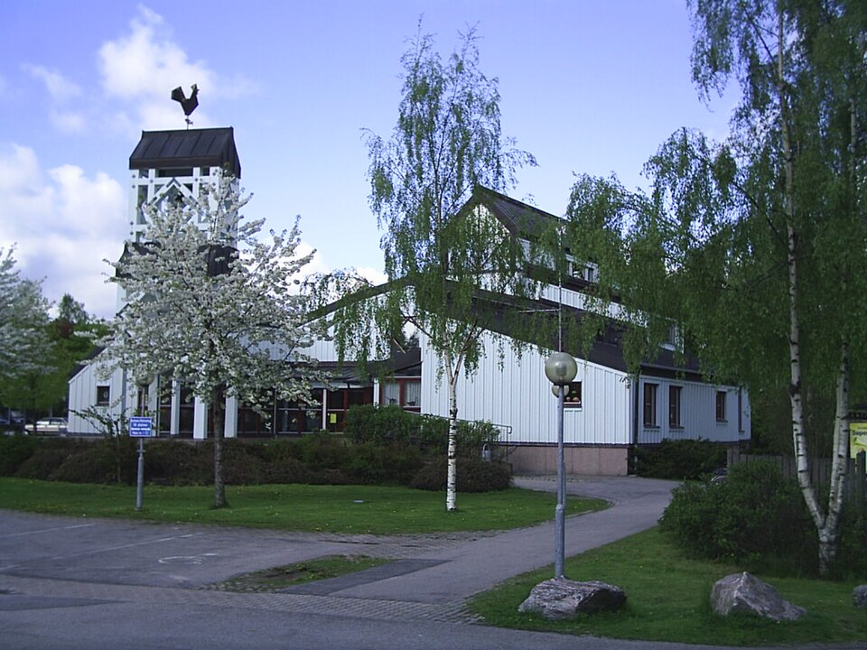 Skogshöjdens kyrka i stadsdelen Skogshöjden och tillhör sv:Trollhättans församling. Fotograf: Tubaist