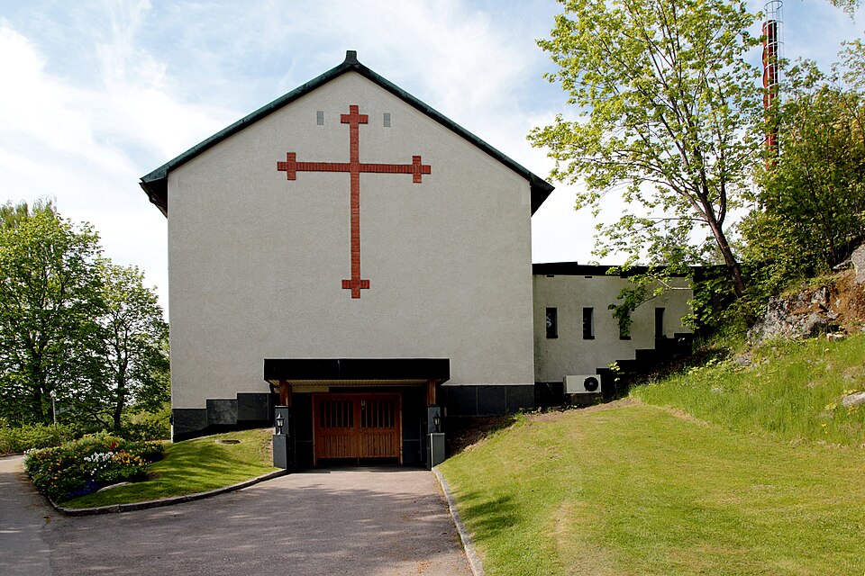 Skogskapellet ("The wood chapel"), parish of Västanfors-Västervåla, in Fagersta, Sweden. Crematory chimney to the right.