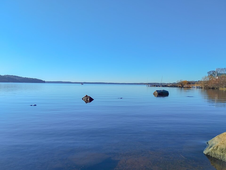 Lyssnaängsbadet under sommar lungt och stilla