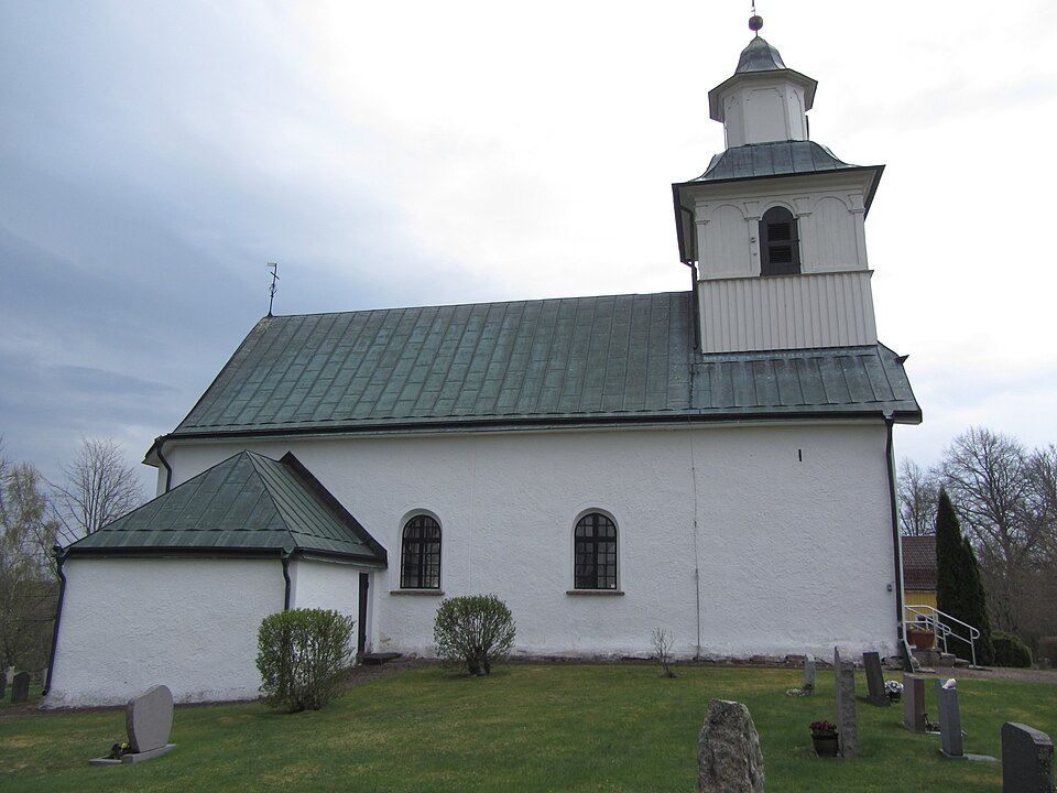 Bilder av Låstads kyrka i sydligaste Mariestads kommun i Västergötland.