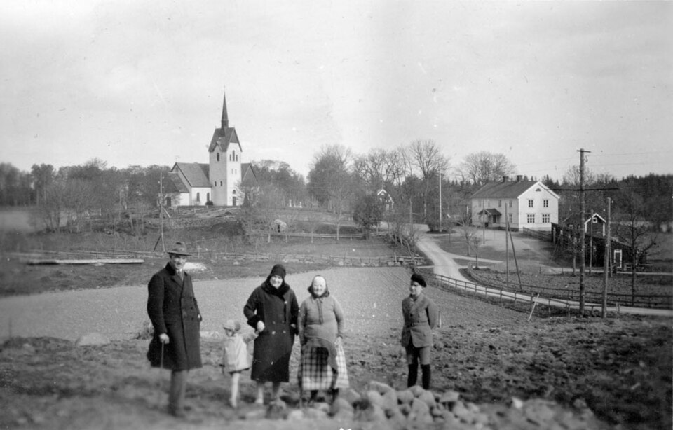 Notera Av dokumentationsskäl har originalbeskrivningen från Riksantikvarieämbetet behållits. Tillrättalägganden och alternativa beskrivningar bör införas separat från nedanstående information.Felaktig