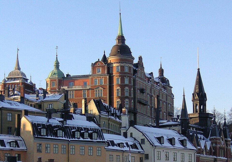 Laurinska huset på Södermalm i Stockholm, det spetsiga tornet t.h. tillhör Mariahissen.