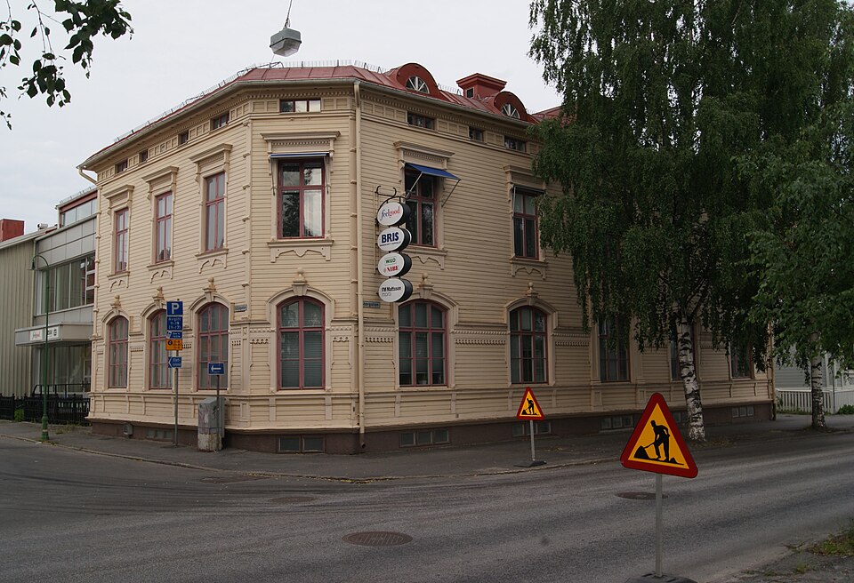 Slöjdskolan (School of handicraft) was built in 1879 in Umeå, Sweden. The architect was F. R. Ekberg from Stockholm. The present-day panelling was put up in 1895. It was designed by E. O. Mångberg and