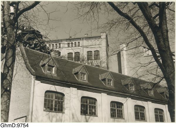 Kvarnbergsskolan sedd från Kronhusparken, Bildsamlingen vid Göteborgs stadsmuseum. GhmD-9754