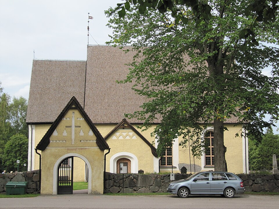 Stavby kyrka med stiglucka.