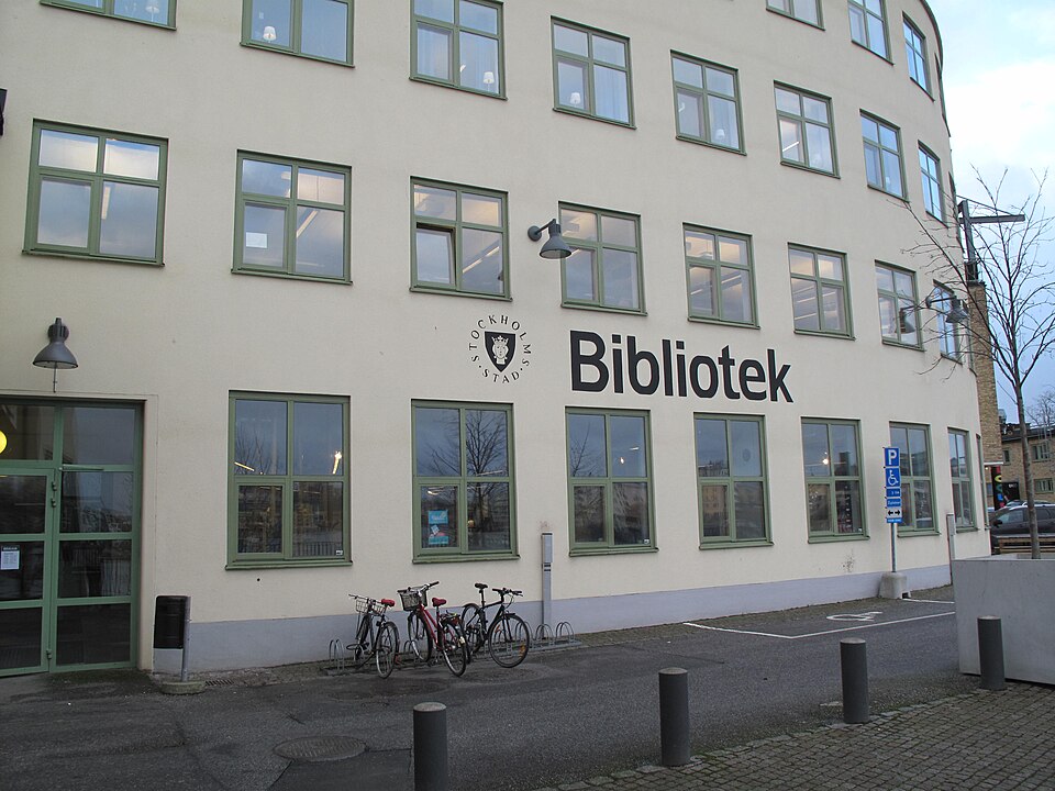 Ingången till Luma bibliotek och fasaden