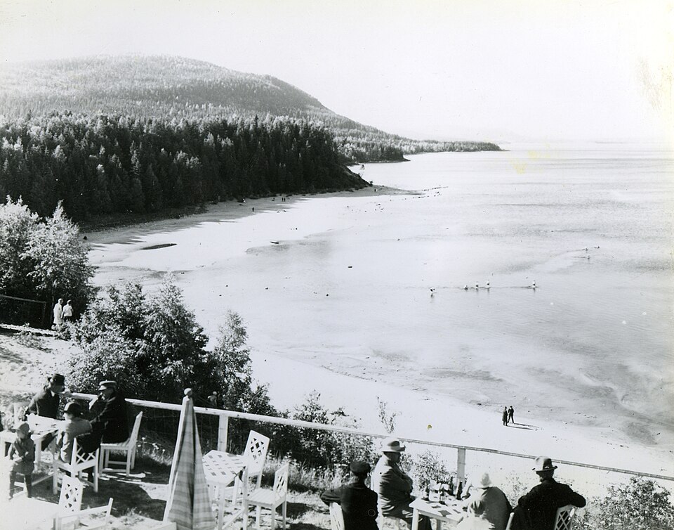 Visitors enjoying the view over the beach of Orbaden in 1919
