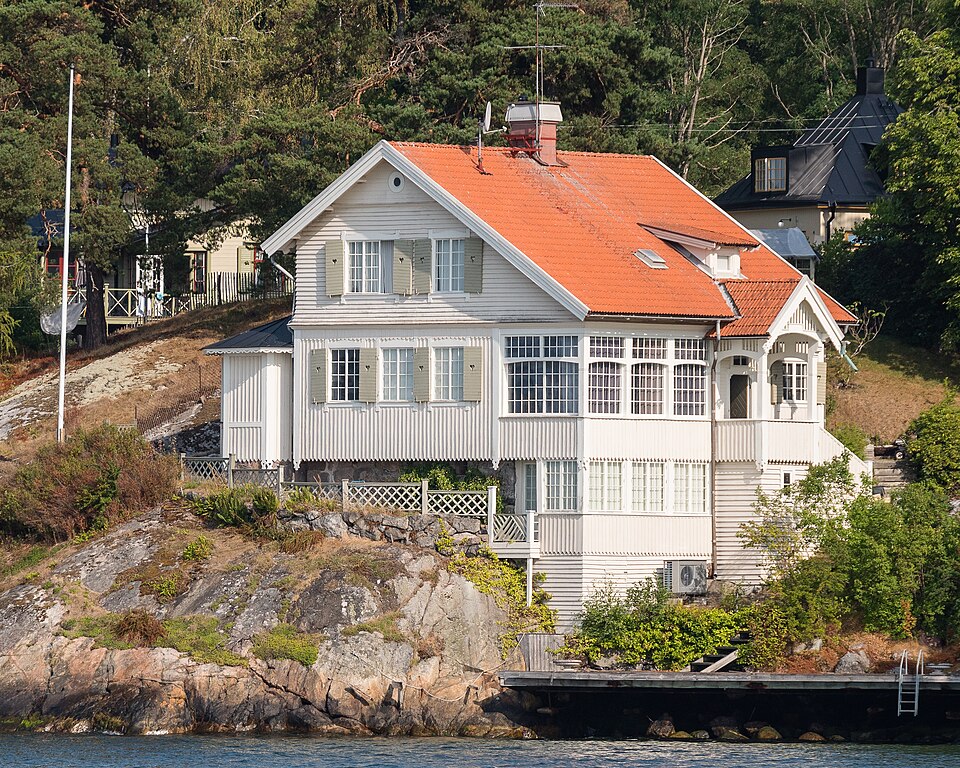 Villa Folkvang in Hasseluddden, Nacka, uppfördes som sommarnöje omkring 1900 efter ritningar av och för Folke Zettervall.