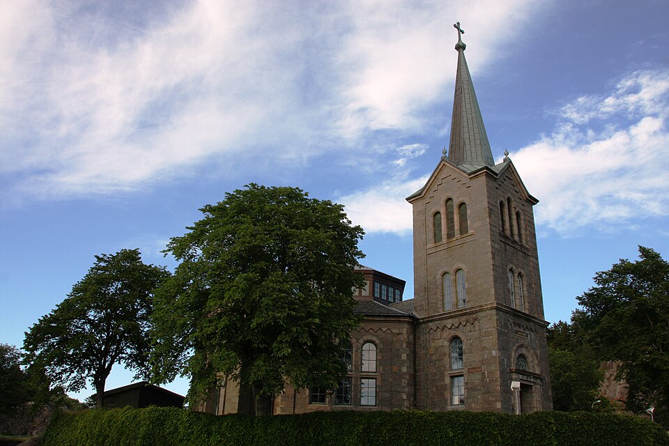Askums kyrka, plasserad centralt i Sotenäs kommun, Bohuslän