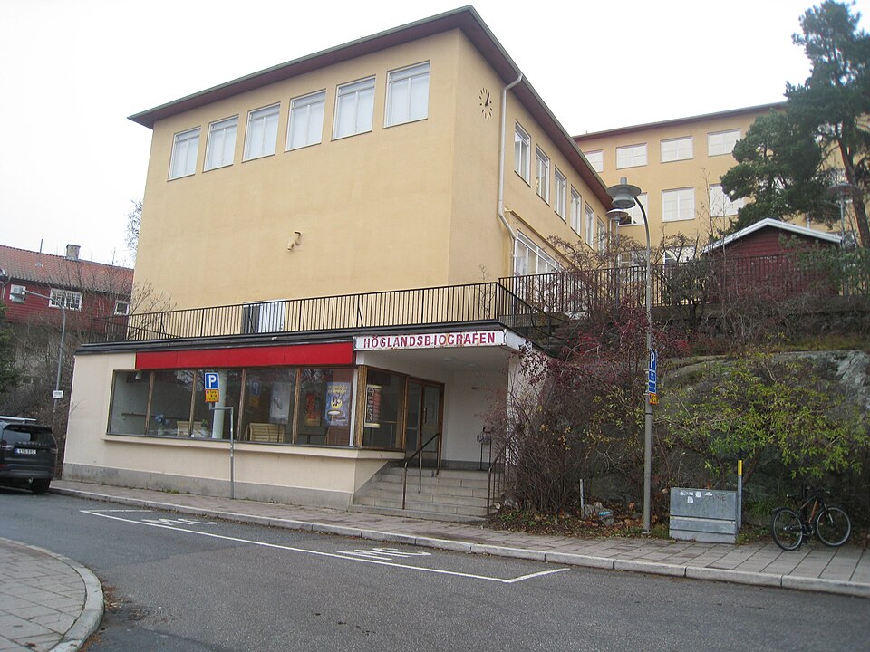 Höglandsbiografen vid Höglandsskolan, Skaldevägen 6, Höglandstorget, Höglandet, Bromma. Arkitekter var Karl W. Ottesen och Gustaf Birch-Lindgren. Biografbyggnaden var ett annex till Höglandsskolan med
