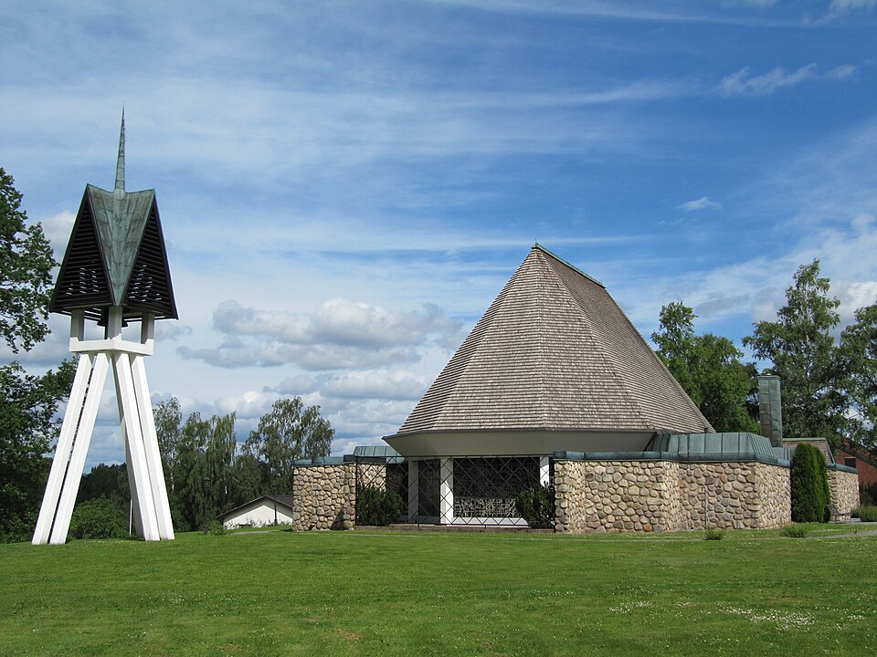 Lammhults kyrka med klockstapel