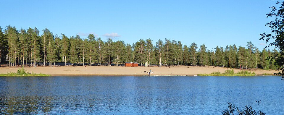 Aldersjön i Boden sommaren 2017. Badplatsen är en så kallad EU-badplats. På badplatsen finns bryggor, omklädningsrum och torrtoalett.