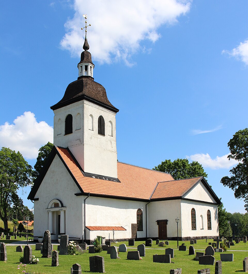 Vårdinge kyrka från sydväst.