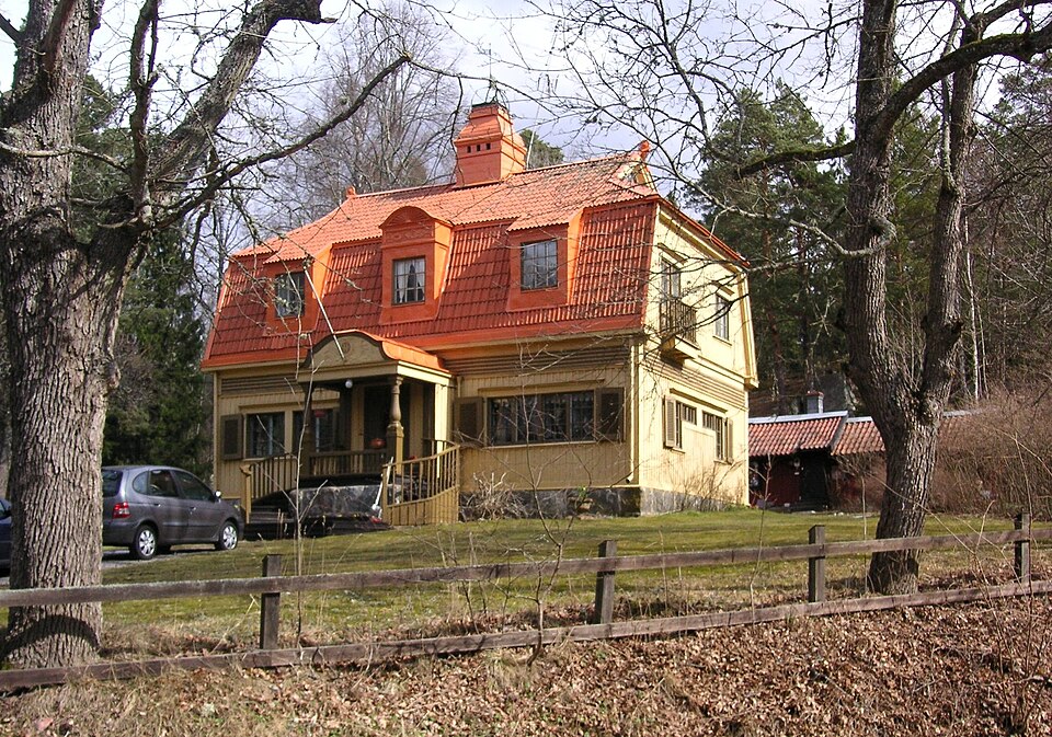 Masmo gård / villa och bakom den syns Masmotorpet