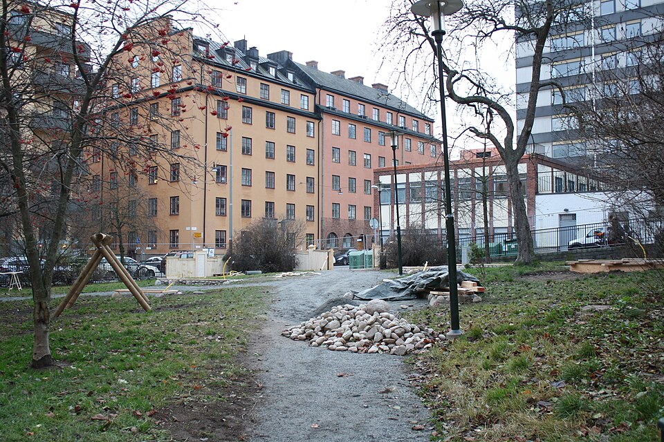 Byggande av lekpark vid Bryggartäppan med tema Per Anders Fogelström och Mina drömars stad. Bilden tagen vid nordöstra hörnet.