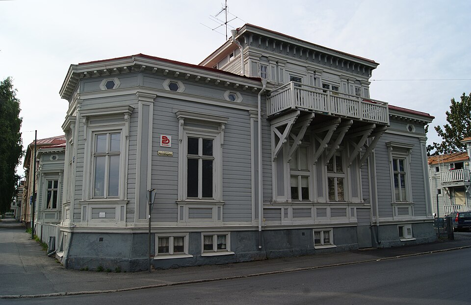 This house was erected by lieutenant Leopold Grahn in 1882. Towards the street Storgatan the house have corner pavilions in French pleasure palace stile.