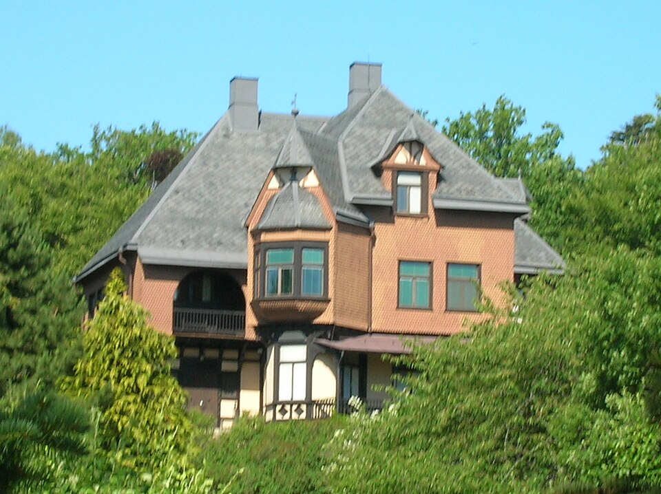 Villa Skoga i Åby Norrköpings kommun. Uppförd 1891-1894. Arkitekt Agi Lindgren. Uppförd i fornnordisk stil med korsvirke och fjällpanel med altaner, burspråk och dekorativa takkupor