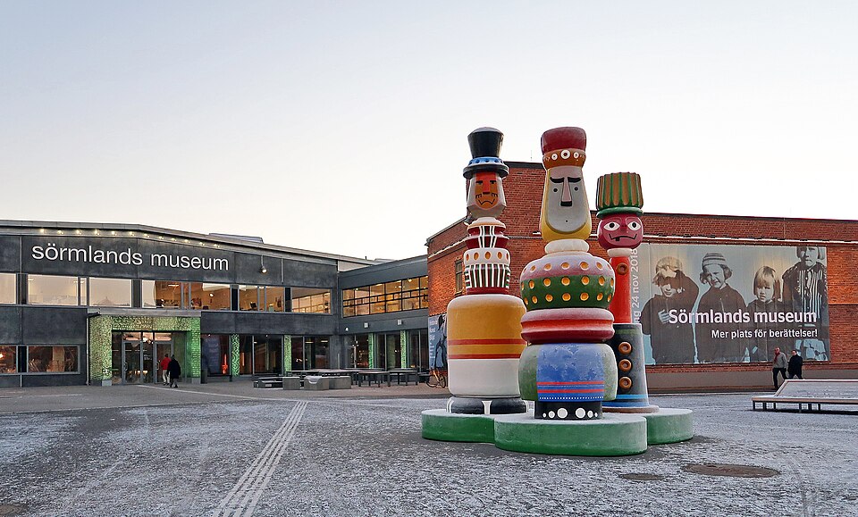 Entré till Sörmlands museum. I förgrunden en skulptur av konstnären Peter Johansson.