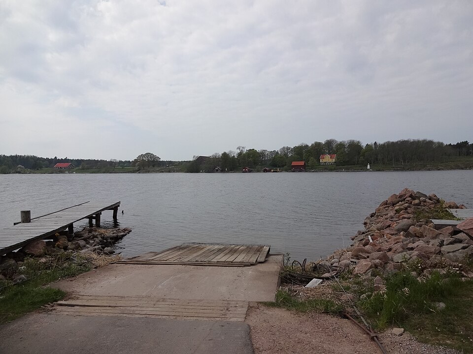 Brommösund och ön Brommö sedd från Torsö