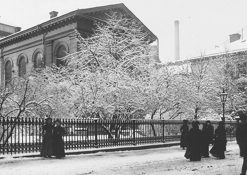 Franska Reformerta Kyrkan, Humlegårdsgatan (ursprungsbyggnaden), arkitekterna Magnus Isaeus och Carl Sandahl