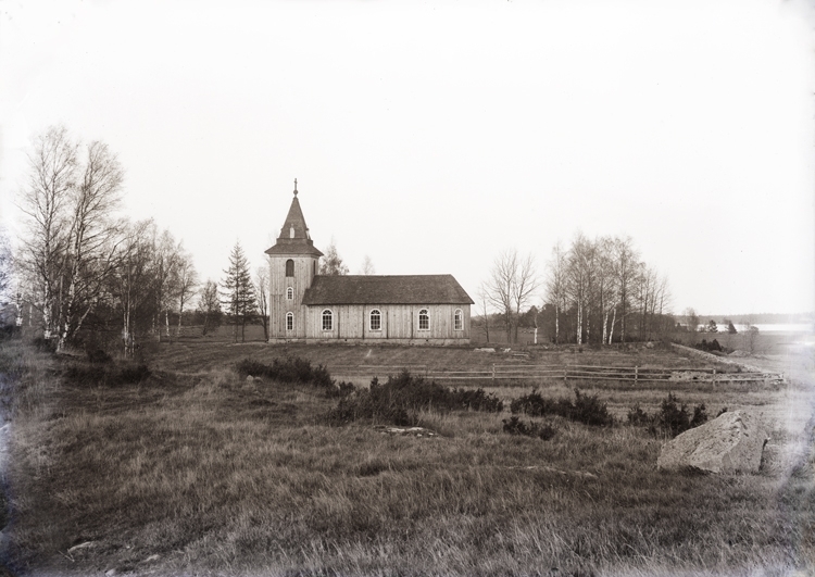 Fågelö kapell på ön Torsö i Vänern utanför Mariestad. Fotot är tagit någon gång 1900-1910 av den okände fotografen Eriksén.