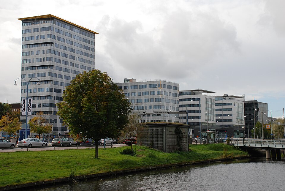 Rättscentrums nya delar med kontor, Göteborgs tingsrätt och häkte, sett från Lilla Stampgatan över Ullevigatan