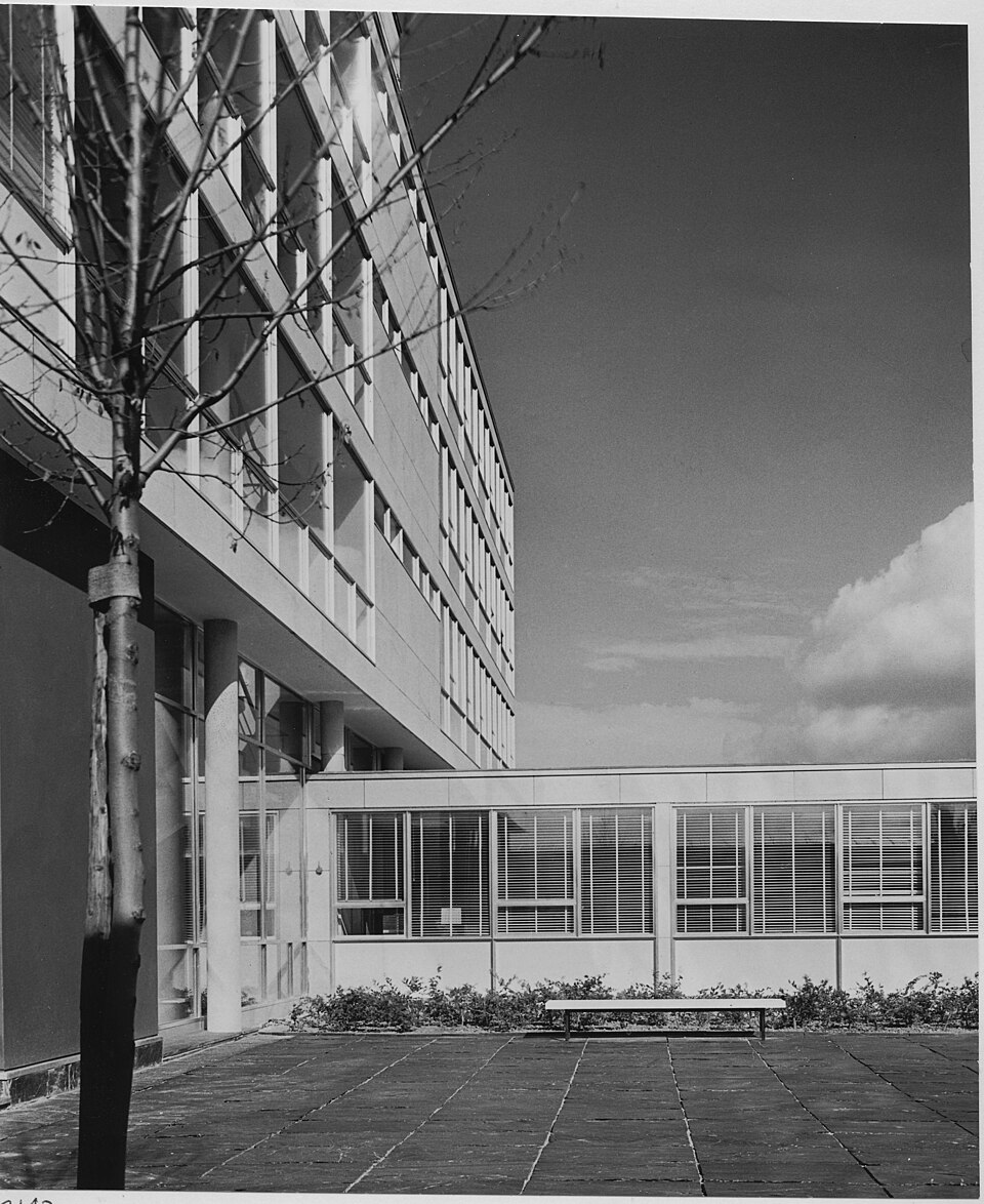 Amerikanska ambassaden Exteriör Plats: Stockholm, Strandvägen 101, Uppland, Stockholms Motiv-klassifikation : Representationsbostäder och boställen <2.6> (se dataset i KulturNav för mer information) A