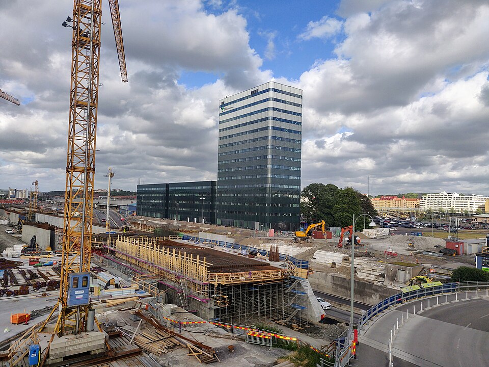 Regionens hus i Göteborg under uppbyggnad samt arbete med övertäckning av E45:an vid Götatunnelns östra tunnelmynning (blivande Gullbergstunneln).