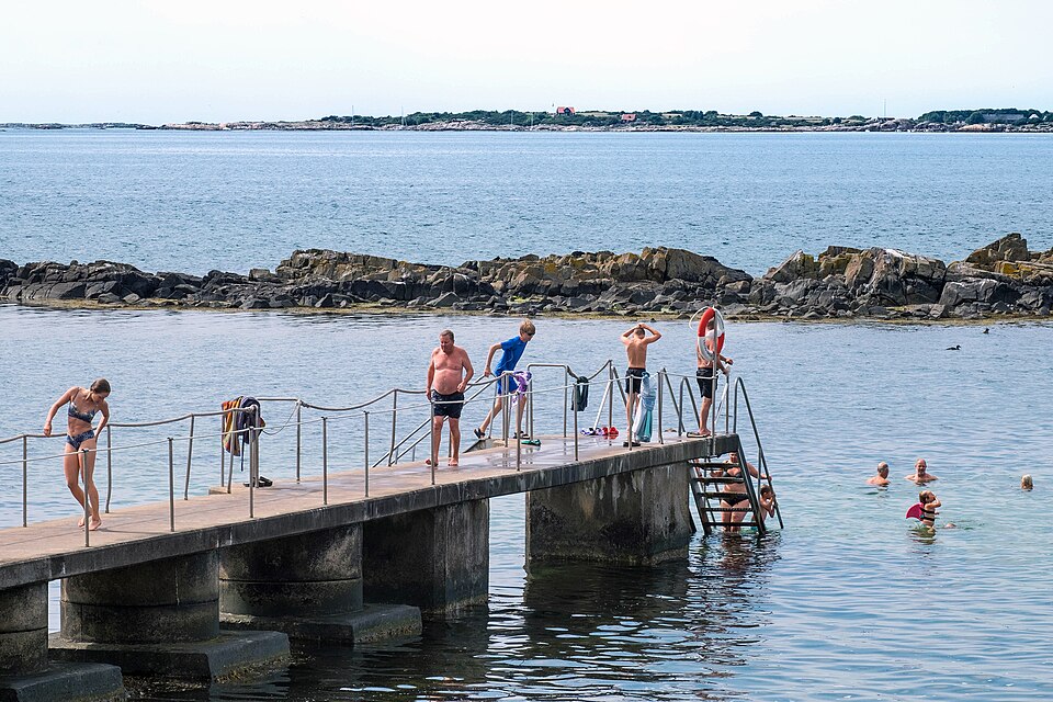 Morgonbryggan vid Torekovs hamn med Hallands Väderö i bakgrunden. Photo: News Øresund - Johan Wessman. © News Øresund - Johan Wessman (CC BY 3.0). Detta verk av News Øresund är licensierat under en Cr