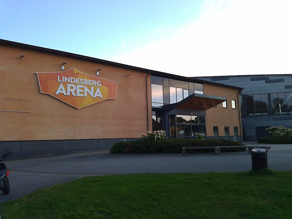 Foto på namnskylt samt Lindesberg Arenas entré.