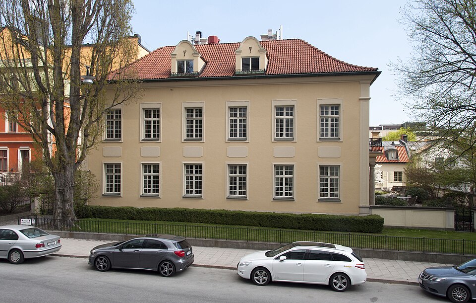 Linden 3, Villagatan 6, genomgipande ombyggnad 1917-18, arkitekt Ivar Tengbom, byggherre Erik Brodin, byggmästare E Nystrand. Ursprungligen uppförd 1878-79