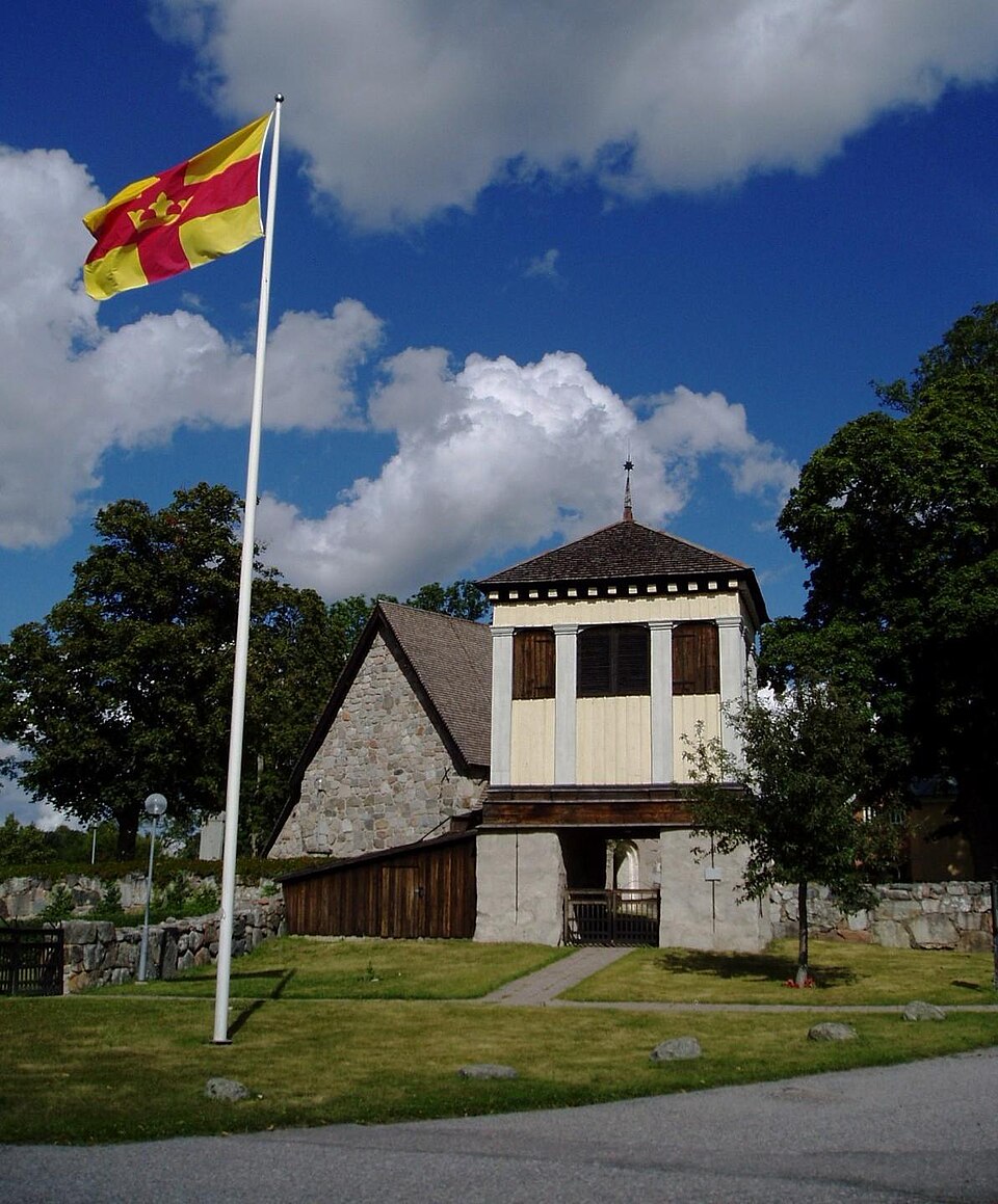 Rö kyrka, Norrtälje kommun, entrén under klockstapeln