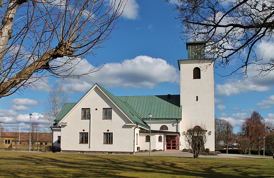 Emmaboda Church. The building was built in 1926 by architect George Pauli, and was initially a parish house. in 1941, a redevelopment, designed by architect Paul Boberg, when the parish house was conv
