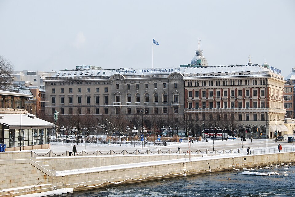 Svenska Handelsbanken vid Kungsträdgårdsgatan i Stockholm. Från vänster; uppfört 1921, 1905 och 1886.
