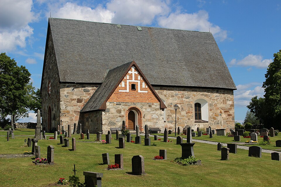 Kårsta kyrka från sydsydväst.