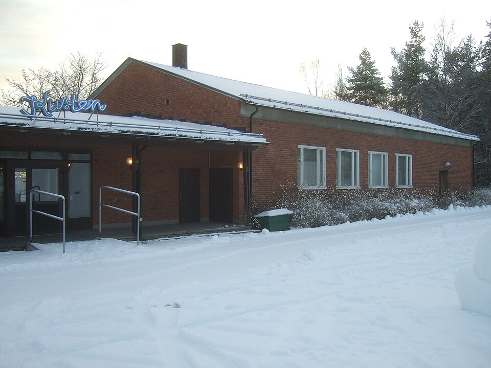 South section of the building of "Medborgarhuset Kusten" at Syntésvägen 4, Stockvik, in Sundsvall Municipality, viewed from northwest