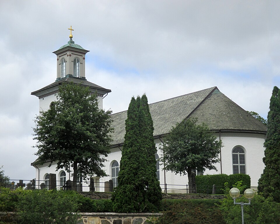 Bredaryds kyrka sedd från Storgatan i Bredaryd, Värnamo kommun, Jönköpings län, Småland, Sverige.