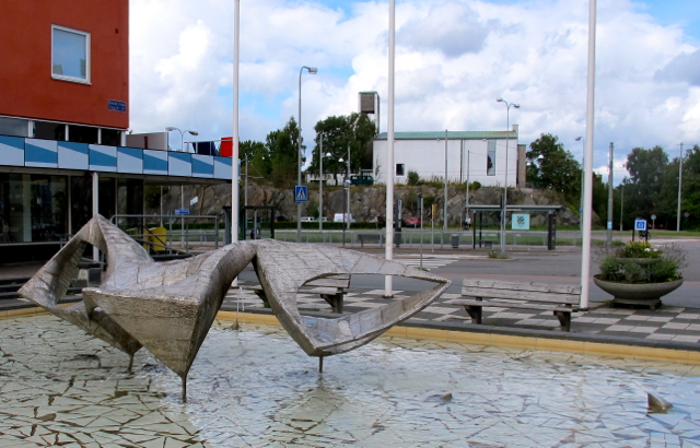 Fina fisken på Dr Fries Torg i Göteborg med Guldhedskyrkan i bakgrunden