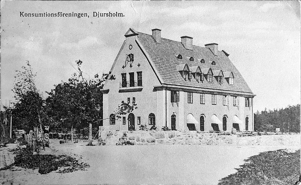 "Konsumtionsföreningen, Djursholm". Bilden visar Djursholms konsumtionsförenings filial i Ösby, etablerad 1917 och nedlagd 1926.