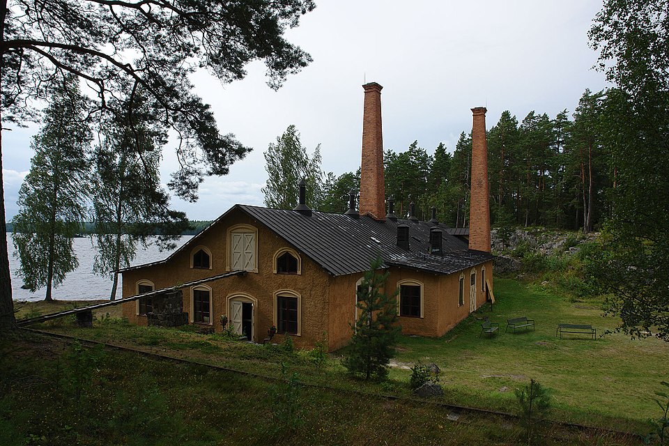 Raffinerie Engelsberg auf der schwedischen Insel Barrön (Oljeön). Die älteste noch erhaltene Erdölraffinerie der Welt, heute Museum.