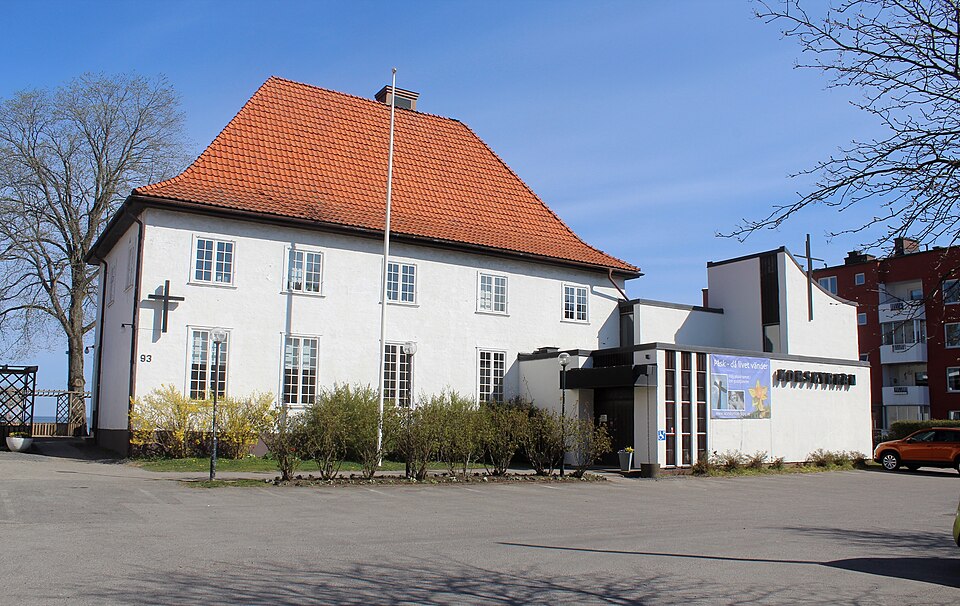 Korskyrkan, Jönköping. De äldsta delarna av byggnaden uppfördes som villa åt kapten S. Engdahl av arkitekten Cyrillus Johansson.
