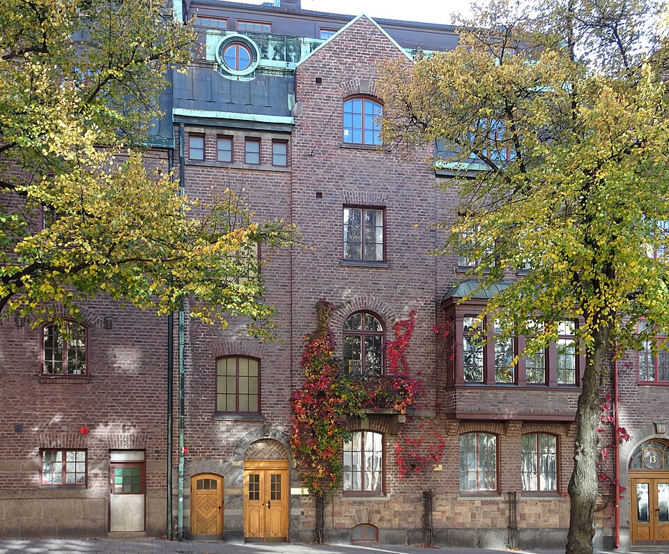 Odengatan 11 (Tofslärkan 3): Byggnadsår 1912, arkitekt V Bodin, byggherre och byggmästare H Wadstrand.