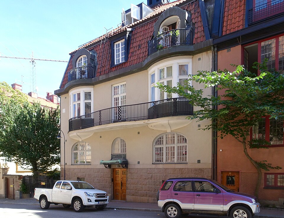 Baldersgatan 12 (Piplärkan 6): Byggnadsår 1910-12, arkitekter Hagström & Ekman, byggherre E Hansson, byggmästare C W Andrén.